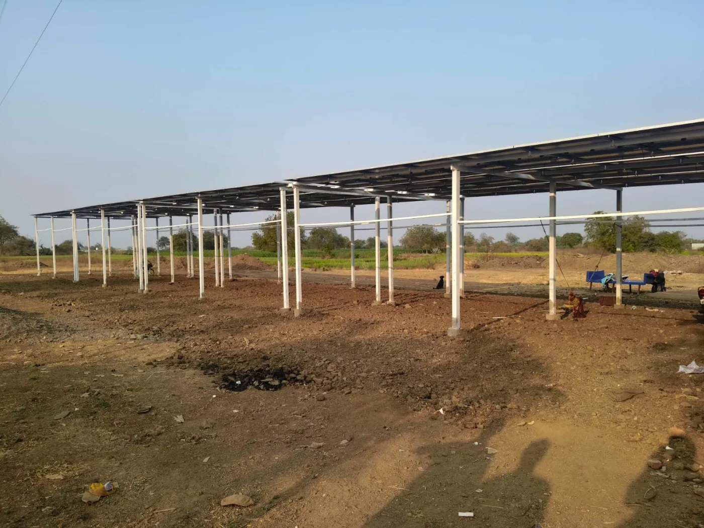 ग्रामीण स्थळी उभारणीदरम्यानची स्टील सौर माउंटिंग संरचना